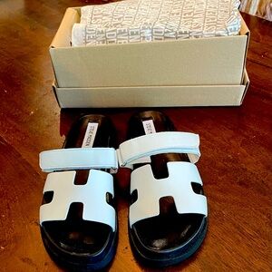 NWT Steve Madden size 7.5 Mayven white/black womens sandal. The hot sandal.